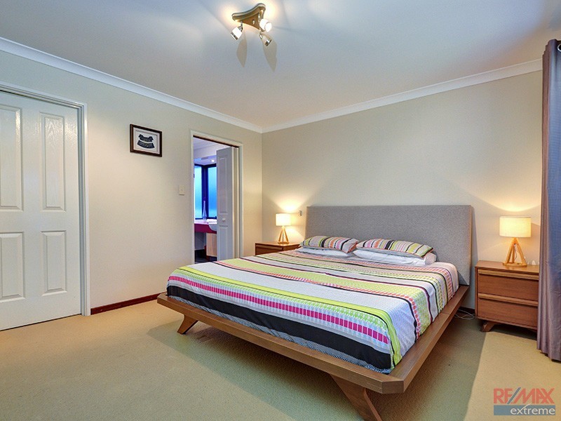 18 Chartwell Bend, Hocking WA 6065