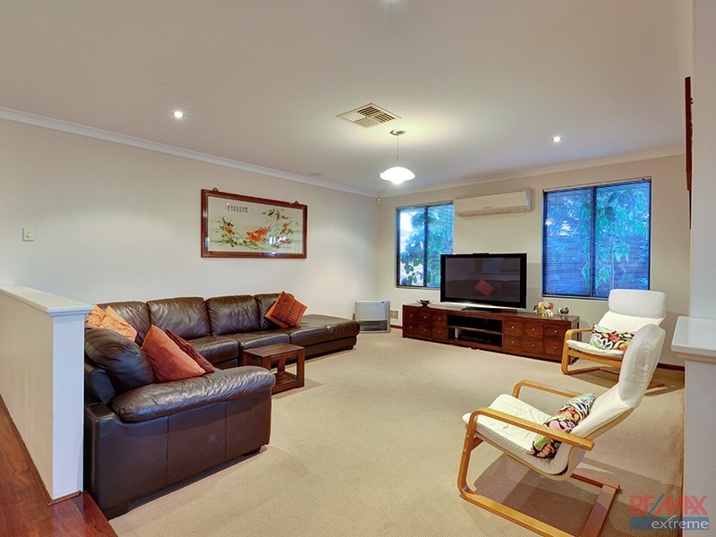 18 Chartwell Bend, Hocking WA 6065