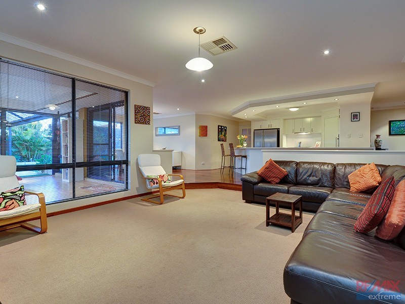 18 Chartwell Bend, Hocking WA 6065