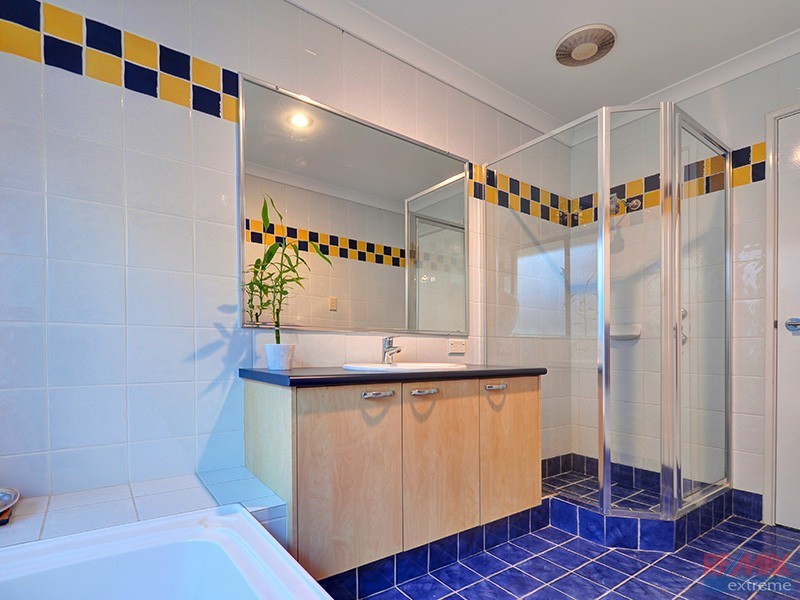 18 Chartwell Bend, Hocking WA 6065