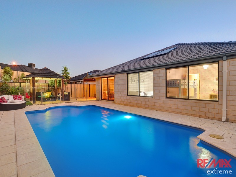 15 Rocklands Loop, Carramar WA 6031