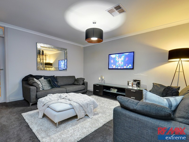 15 Rocklands Loop, Carramar WA 6031