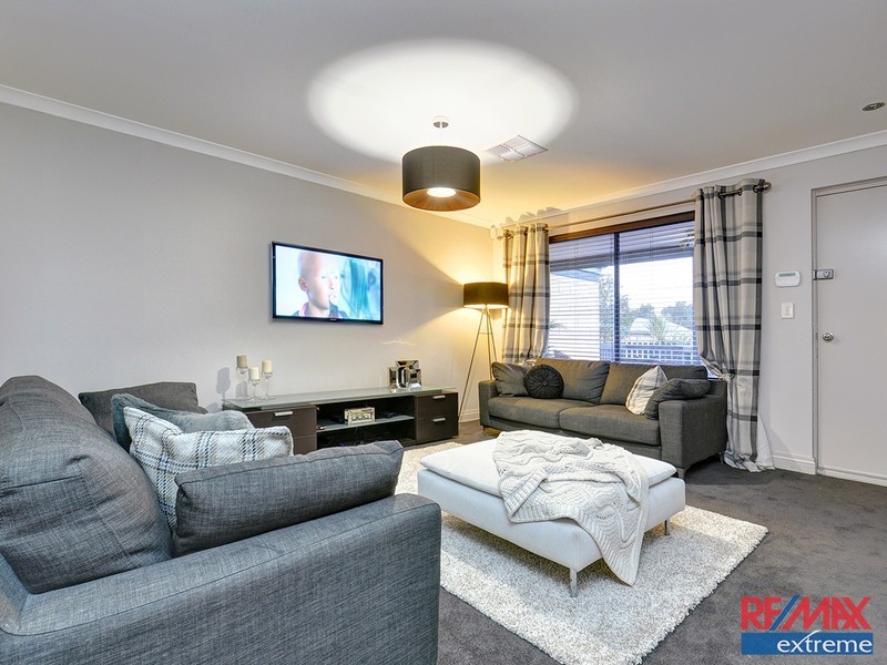 15 Rocklands Loop, Carramar WA 6031