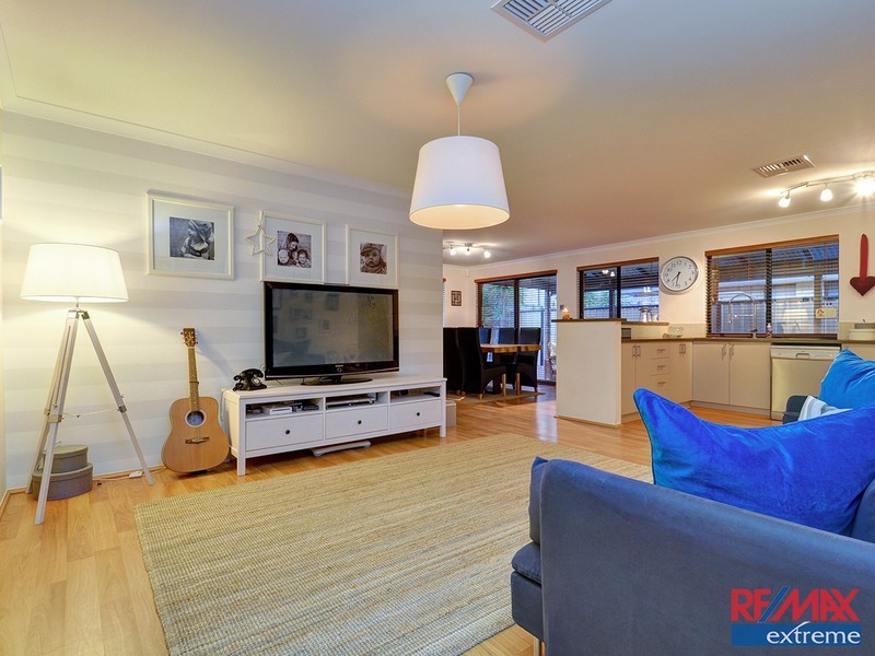 15 Rocklands Loop, Carramar WA 6031