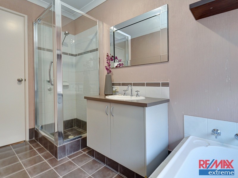 15 Rocklands Loop, Carramar WA 6031