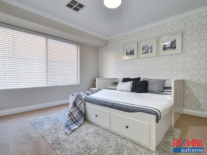 15 Rocklands Loop, Carramar WA 6031