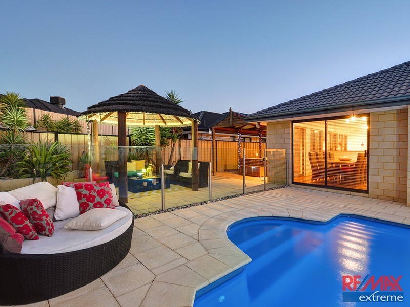 15 Rocklands Loop, Carramar WA 6031