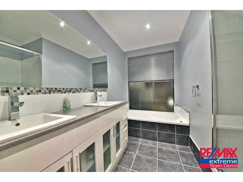 136 St Stephens Crescent, Tapping WA 6065