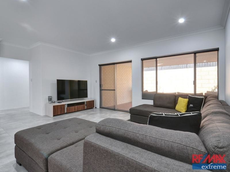 11 Gippsland Way, Banksia Grove WA 6031