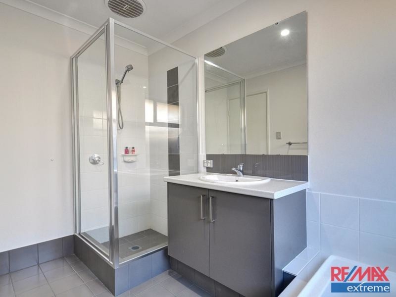 11 Gippsland Way, Banksia Grove WA 6031