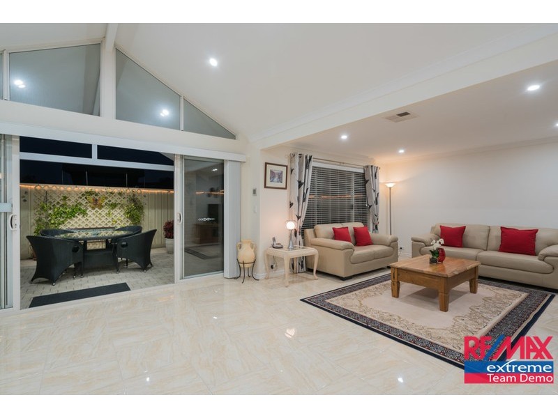 10 Apsley Bend, Tapping WA 6065