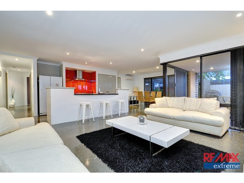 33 Rocklands Loop, Carramar WA 6031