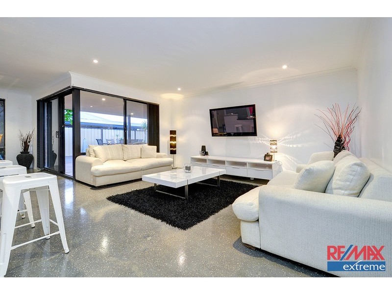 33 Rocklands Loop, Carramar WA 6031