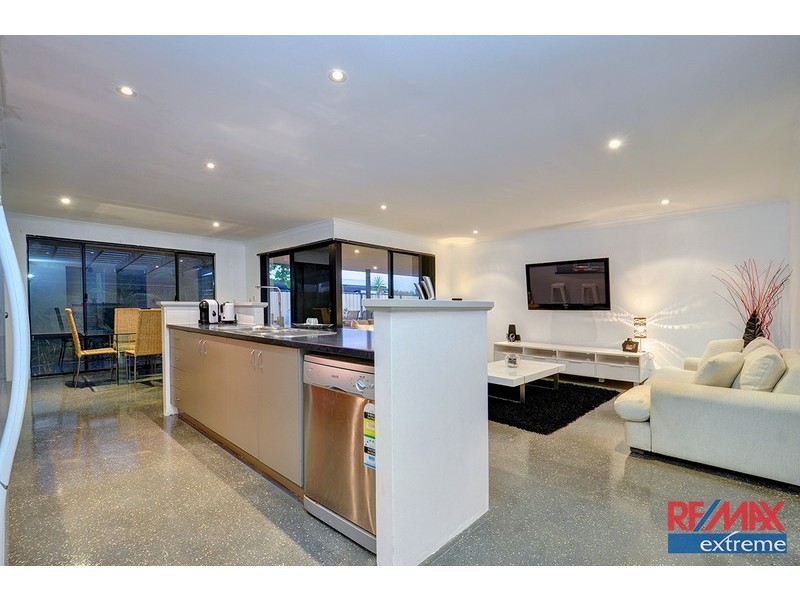 33 Rocklands Loop, Carramar WA 6031