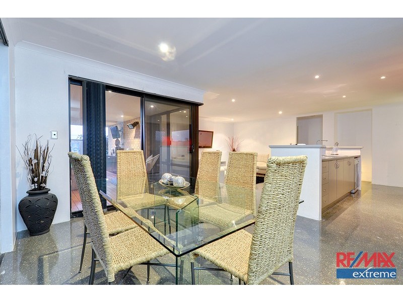 33 Rocklands Loop, Carramar WA 6031