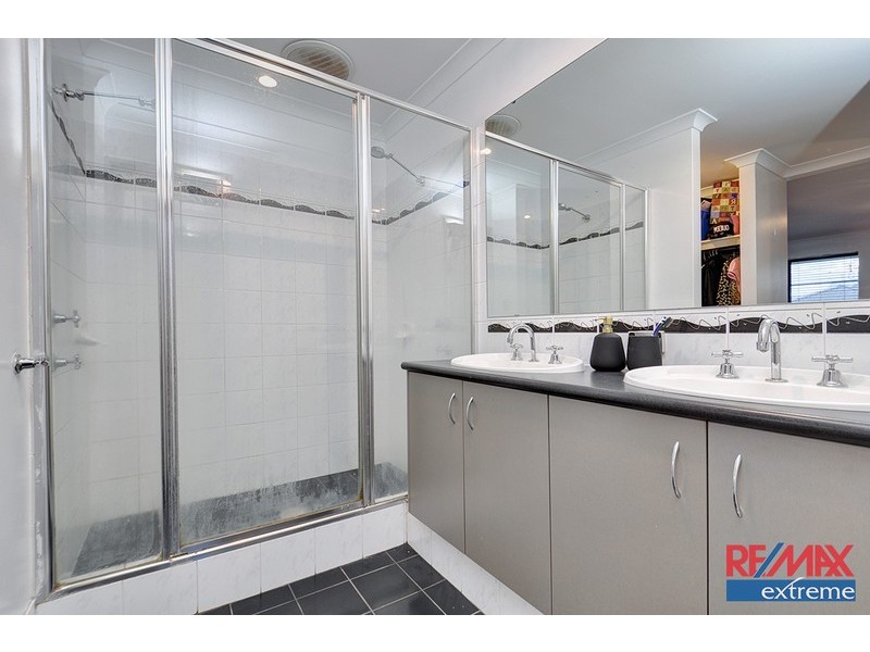 33 Rocklands Loop, Carramar WA 6031