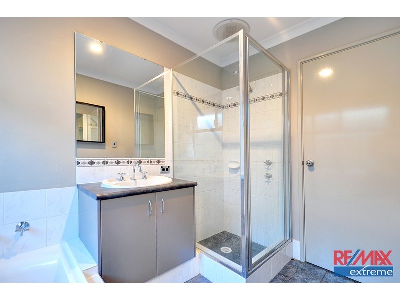 33 Rocklands Loop, Carramar WA 6031