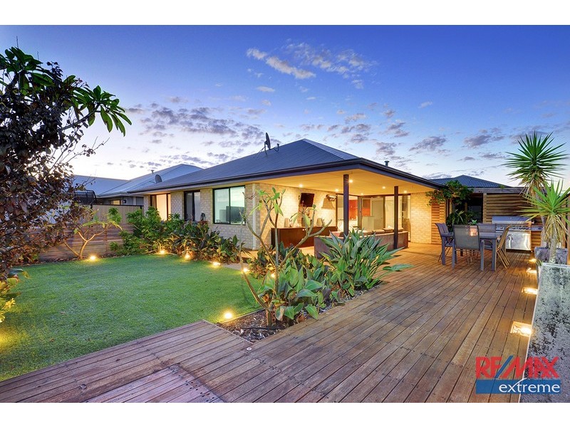 33 Rocklands Loop, Carramar WA 6031