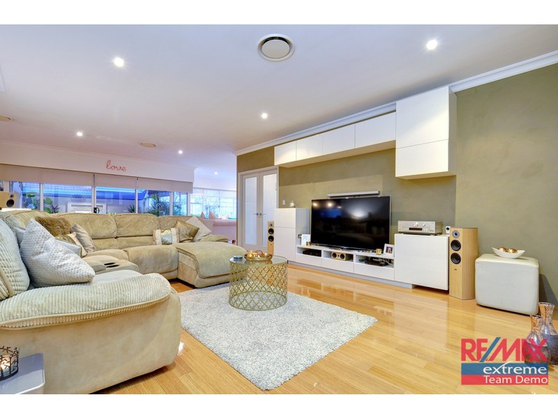 9 Lauderdale Ramble, Carramar WA 6031