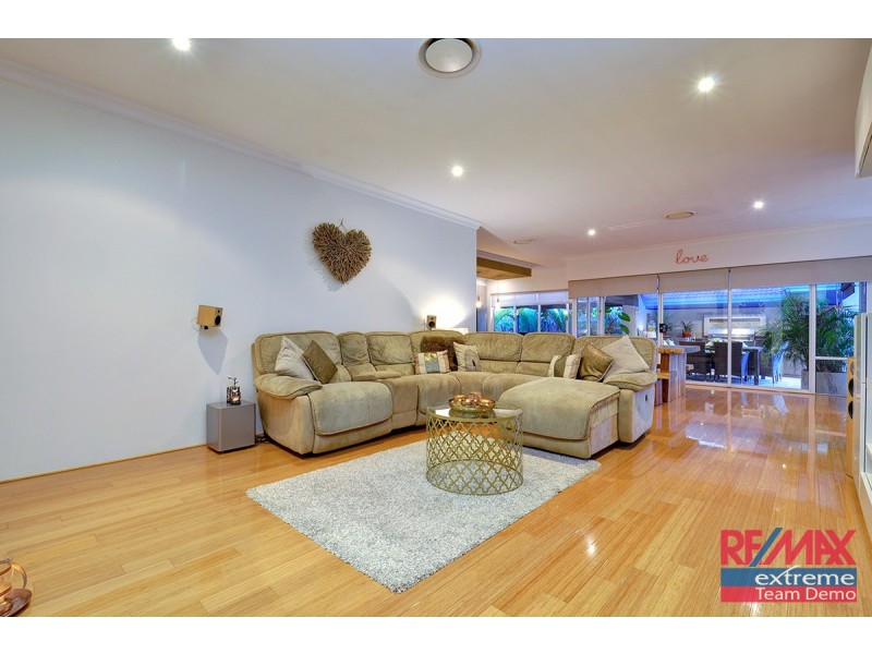 9 Lauderdale Ramble, Carramar WA 6031