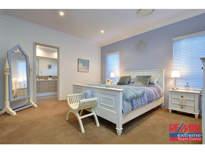 9 Lauderdale Ramble, Carramar WA 6031