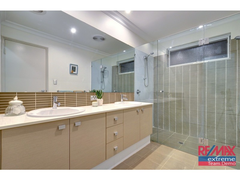 9 Lauderdale Ramble, Carramar WA 6031