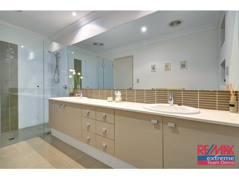 9 Lauderdale Ramble, Carramar WA 6031