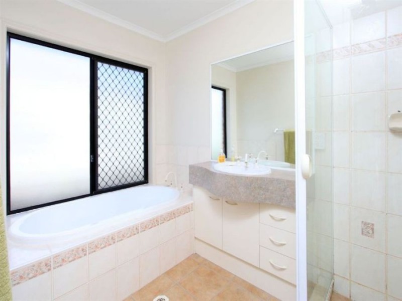 11 Bond Place, Carindale QLD 4152