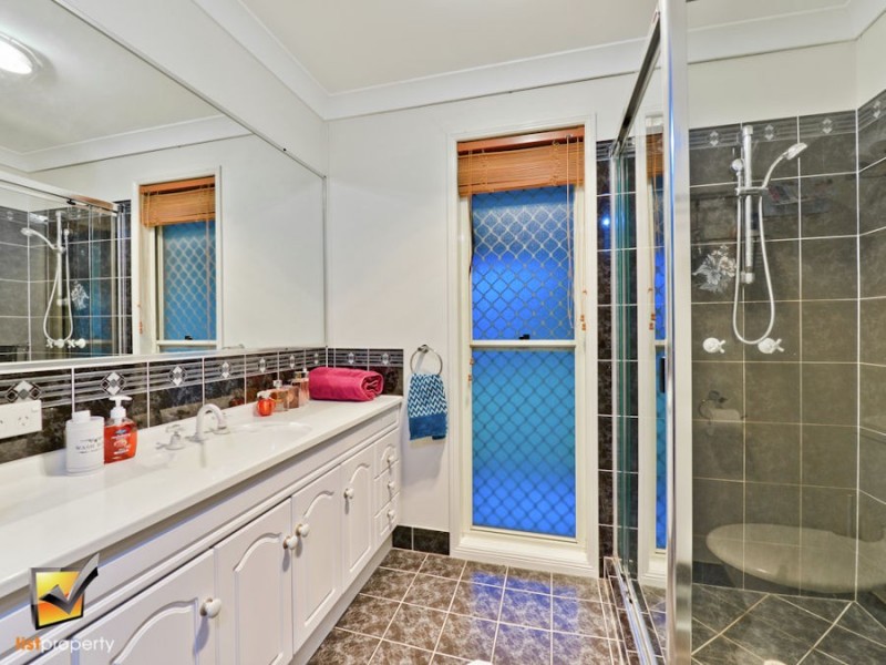 5 Bellbird Dr, Greenbank QLD 4124