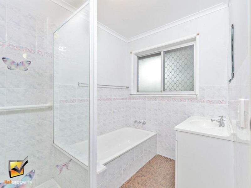 8 Dryade, Regents Park QLD 4118