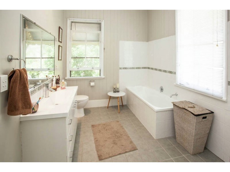 63 Lusitania Street, Newtown QLD 4305