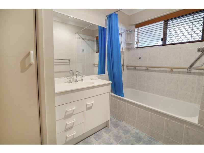 30 Prunda Parade, Raceview QLD 4305