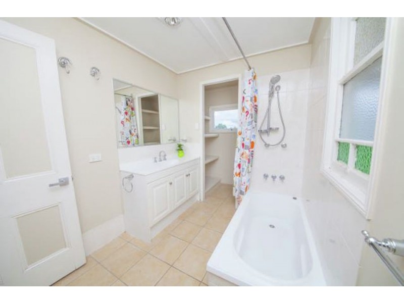 6 Shine Street, One Mile QLD 4305