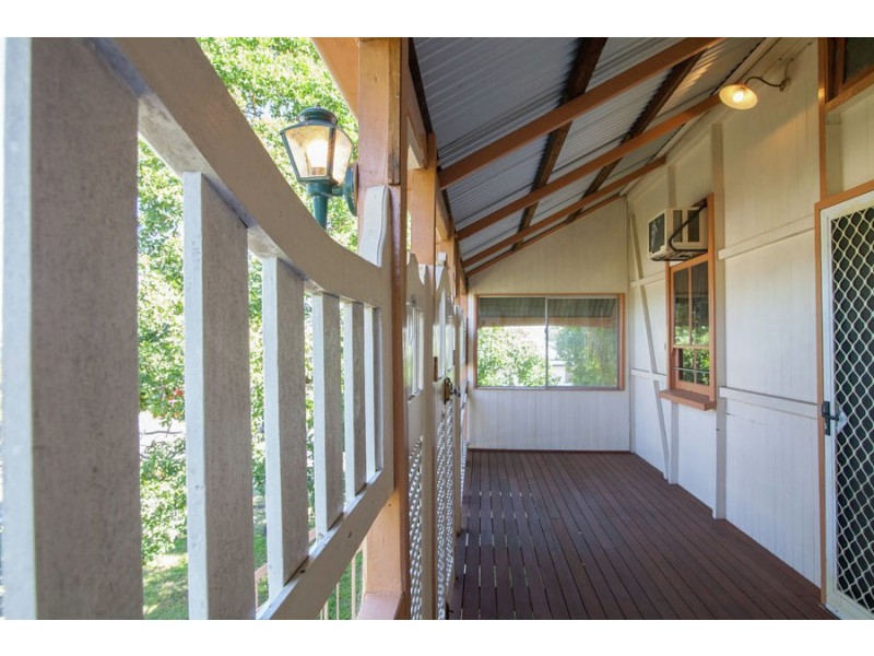 6 Auld Street, Silkstone QLD 4304