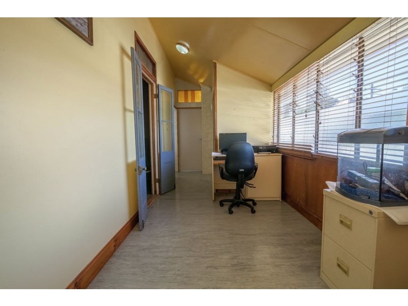 6 Auld Street, Silkstone QLD 4304