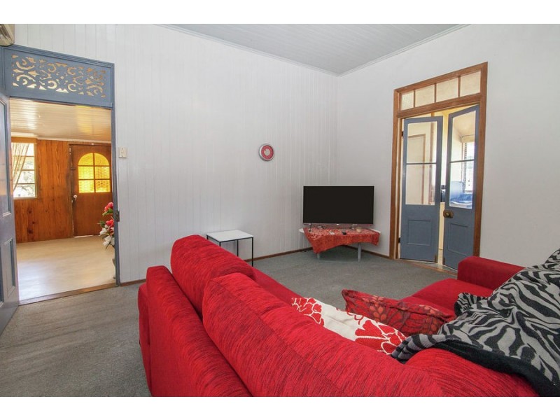 6 Auld Street, Silkstone QLD 4304