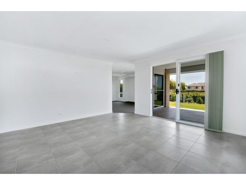 14 Cassidy Crs, Bridgeman Downs QLD 4035