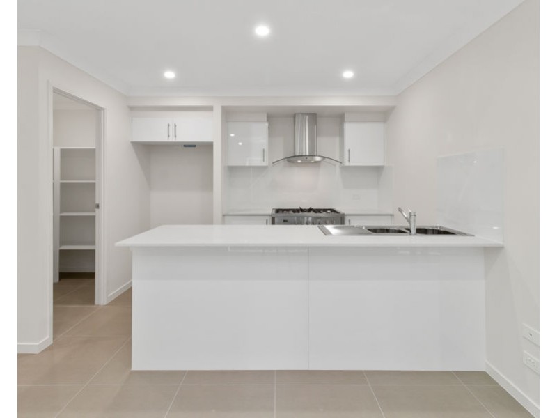 2/301 Whitehill Rd, Flinders View QLD 4305