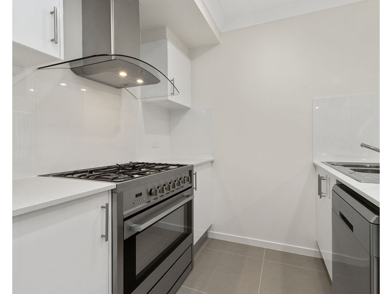 2/301 Whitehill Rd, Flinders View QLD 4305