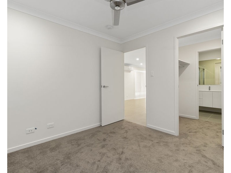 2/301 Whitehill Rd, Flinders View QLD 4305