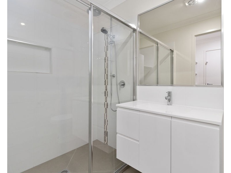 2/301 Whitehill Rd, Flinders View QLD 4305