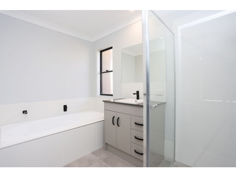 25 Crown St, Silkstone QLD 4304