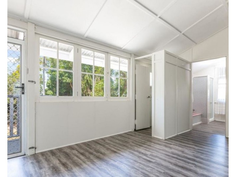 8 McLean St, North Ipswich QLD 4305