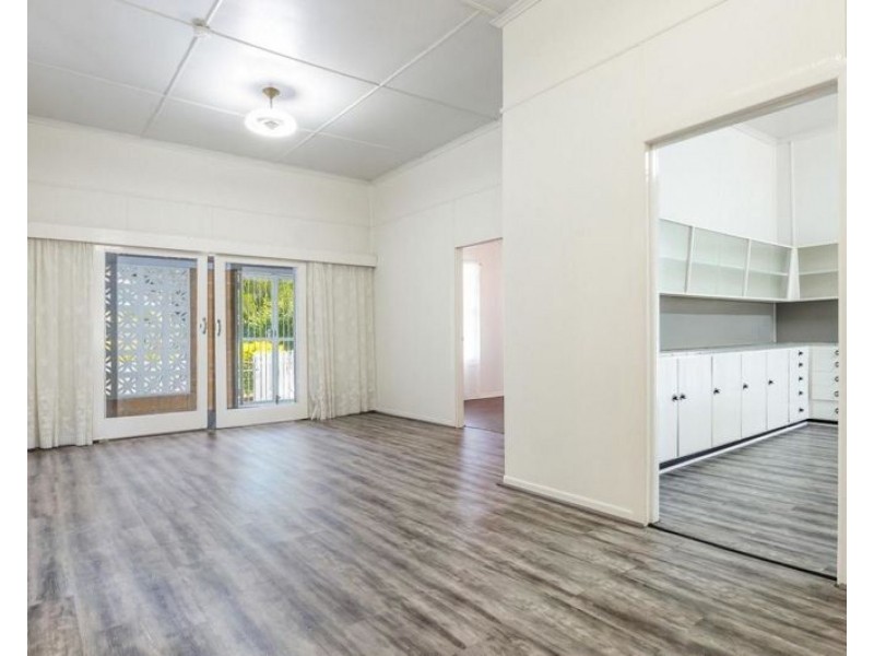 8 McLean St, North Ipswich QLD 4305