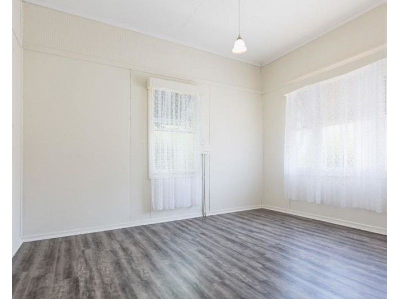 8 McLean St, North Ipswich QLD 4305
