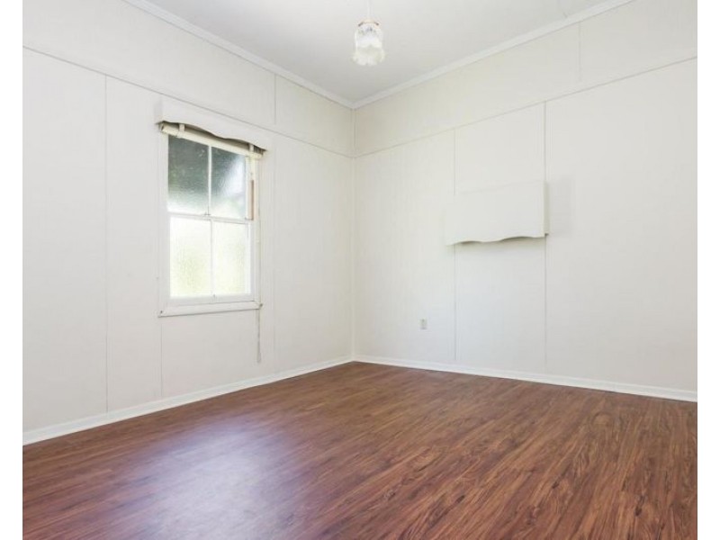 8 McLean St, North Ipswich QLD 4305