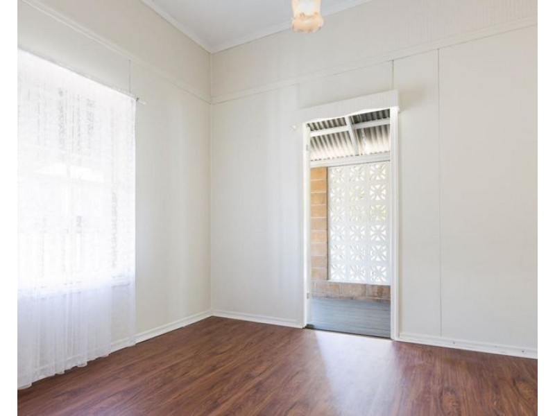 8 McLean St, North Ipswich QLD 4305