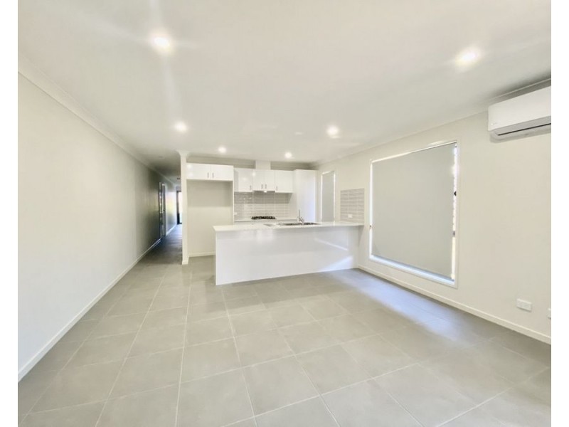 1/48 Sapphire Crs, Redbank Plains QLD 4301