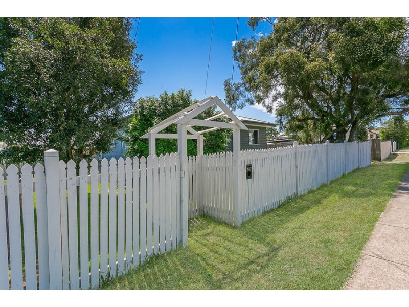 137 South Station Rd, Silkstone QLD 4304