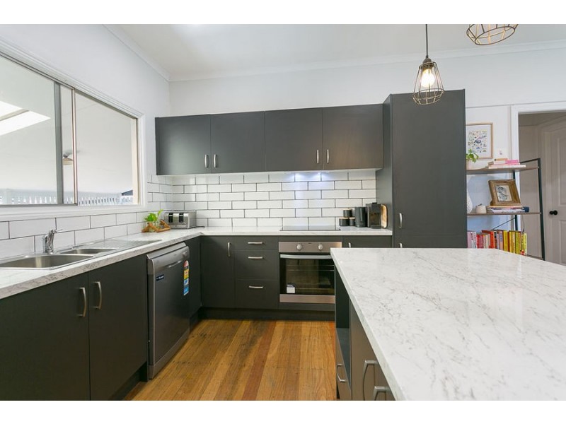 137 South Station Rd, Silkstone QLD 4304